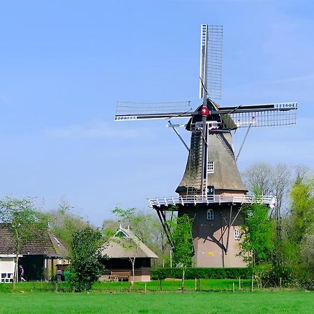 Woonboot In Sumar Gelegen Tussen Leeuwarden En Drachten Suameer Ngoại thất bức ảnh