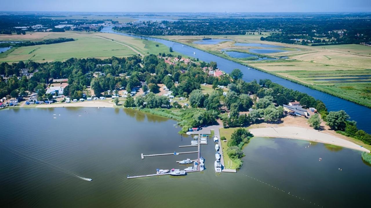 Woonboot In Sumar Gelegen Tussen Leeuwarden En Drachten Suameer Ngoại thất bức ảnh